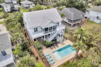 Private Pool and Relaxing Screened Porch Retreat - Charming Oasis