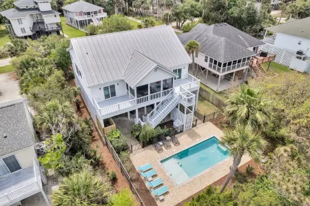Private Pool and Relaxing Screened Porch Retreat - Charming Oasis