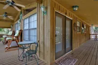 Riverfront Escape with Fire Pit and Kayak - Bright and Inviting Retreat Отели в г. Комаль