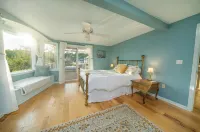 Waterfront Gem: 3Br House w/AC & WiFi in Branford, Minutes from Yale