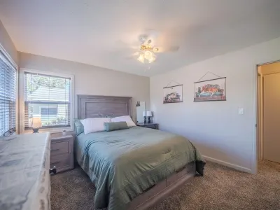 Tranquil 2-bedroom house with WiFi in charming Casper Casper Events Center附近的飯店