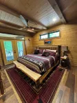 Bourbon Bear ~ A Luxury Cabin ~ Rustic, Charming & Cozy in the Heart of Townsend