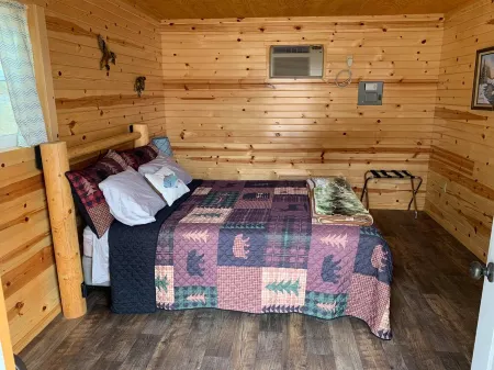 Cozy queen bed cabin with WiFi, fitness room in enchanting Aladdin