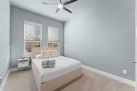 Spacious 4-bedroom house in fabulous Dallas with WiFi, AC - Bungalows