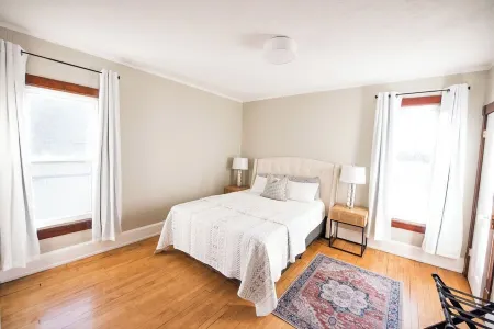 The Stallis Palace: Large 3BR House