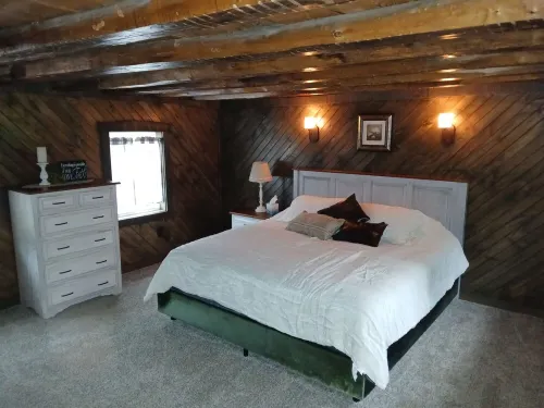 Cozy 2-bedroom cabin in charming Fawn Grove with AC, WIFI & walking trail.