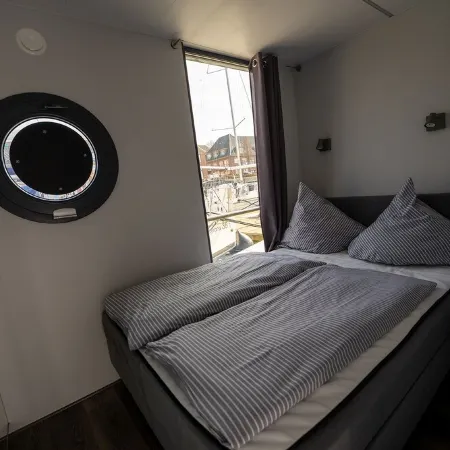 Houseboat Luv in Sonwik harbor with a view of Denmark
