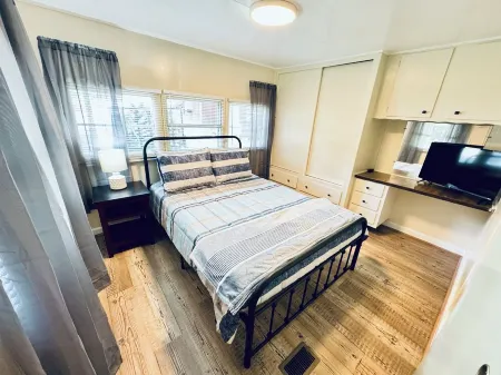 Quaint cottage on Lake Jordan in Titus, Alabama. Private Boat launch!!