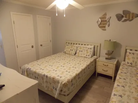 Townhouse in Beautiful Sunnyside Beach