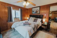 Tranquil 4-bedroom cabin, fireplace, firepit, games, private community