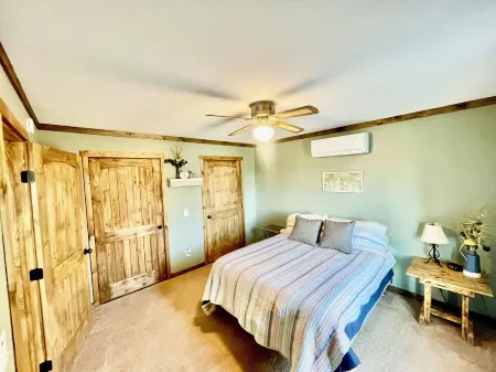 Cozy cabin with 1 bd/bath and WiFi. Short drive to Cloudland Canyon State Park.