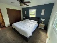 Quiet 3-Bedroom Home with Modern Amenities Family & Pet Friendly 위스콘신 대학 - 스타우트 주변 호텔
