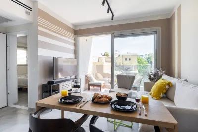 Chic Urban Getaway with Balcony & Mamad by Sea N Rent Các khách sạn ở 