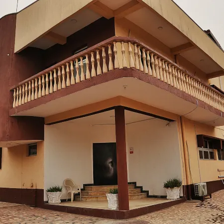 Jolie Suites