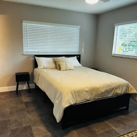 Charming 2-bedroom apartment with AC, WiFi in pleasant Delray Beach