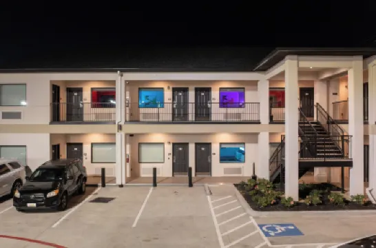 Express Inn & Suites Hotels near Nature Discovery Center