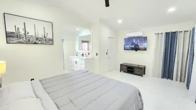 Remodeled cozy family house with heated pool, 10 min from the airport! Hotel in zona Royal Palm Beach Commons Park
