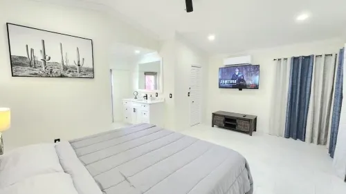 Remodeled cozy family house with heated pool, 10 min from the airport!