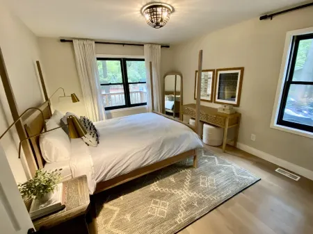 Designer Cottage +Guesthouse on large private estate in Grand Beach with Hot Tub