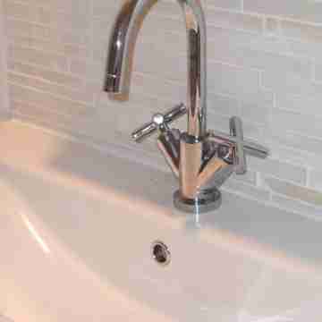 One-bed top floor boutique apartment. Stunning views out over the Mediterranean. Rooms