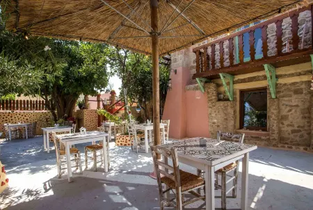 Attiki Hotel Отели рядом с достопримечательностью «Anthony Quinn Bay»