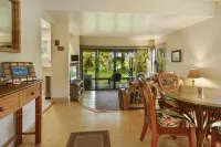 Cute, Peaceful Budget-Minded Studio Condo with full kitchen and Hawaiian Decor