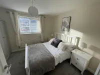 Cheerful 2-Bedroom Town House with Free Parking, Hot Tub & EV Charger