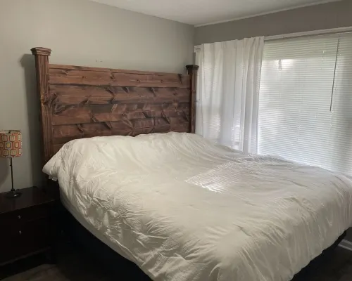 Cozy modern 4 bedroom, 10 min walk to beach & sunset Hotels in Gerrish Township