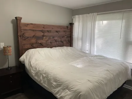 Cozy modern 4 bedroom, 10 min walk to beach & sunset