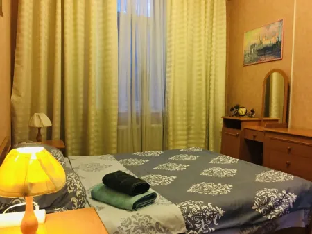 Comfy home near Botanic garden and railway station Отели рядом с достопримечательностью «Андреевский спуск»