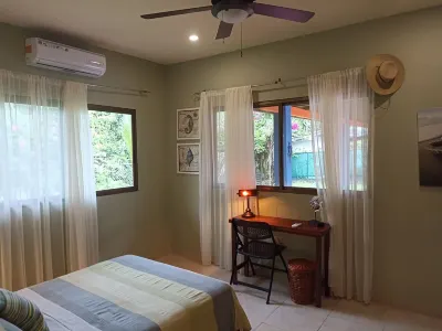 Relax and Unwind at Las Lajas Beach House  호텔