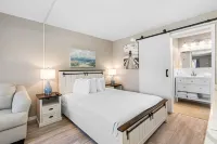 Condo at the Bay with kitchenette, opt-in continental breakfast, queen&sofa bed Hotels in Whitfield