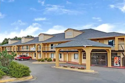 Red Carpet Inn and Suites Newnan GA فنادق في Newnan