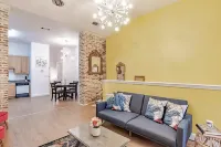 Downtown Historic District Apartment Walking Distance to Everything Quiet Street