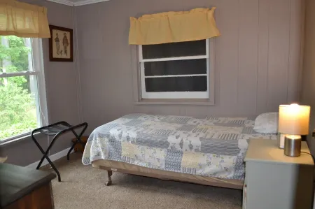 Waterfront Cottages near Lake George and Saratoga Springs