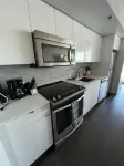 Modern Luxury 2 bed sleeps 5 wifi laundry king bed