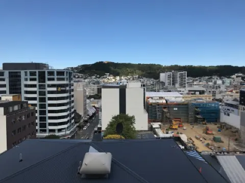 Apartment Heart of Wellington City - Balcony over the City Lights Hotels in 