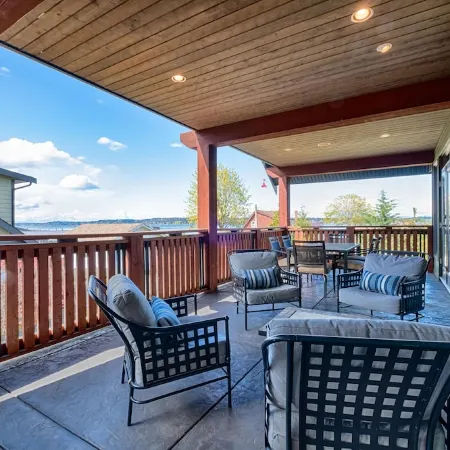Large west coast home near the seaside
