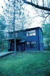 Cozy Tree-Lined Carriage Home - Stay in Serenity!