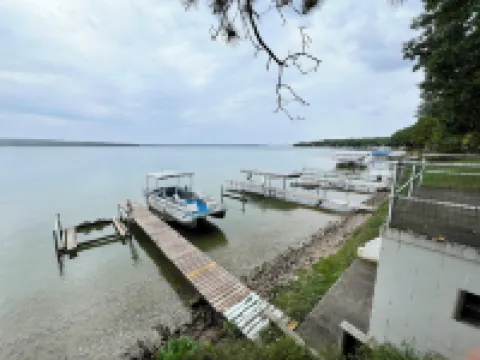 Enchanting cabin with on 2.5 acres in Hubbard Lake