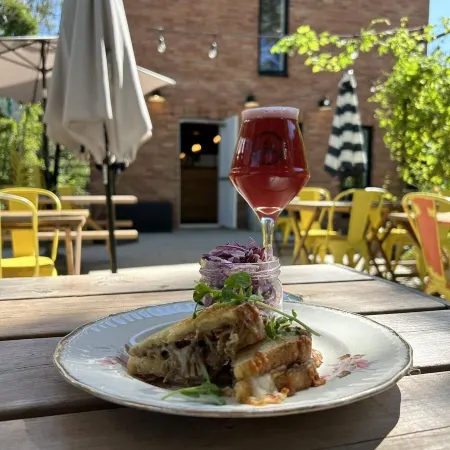 Chalet Orion, Lanaudière, spa, lake access, family-friendly and petfriendly Отели в г. Д'Отре