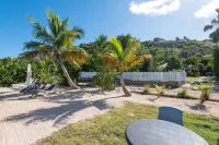 Beach 2 minutes' walk, private deck, tranquility