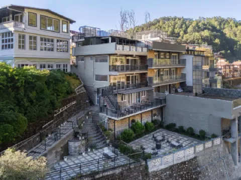 Allure Lake Front Hotels in 