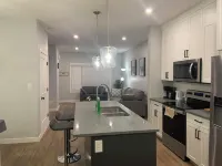 Luxurious 3 BR Villa with free parking - King Bed