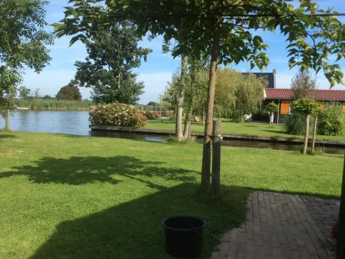 Spend the night on the water in Tiny House / Trekkershut Comfort / Mini Bungalow Hotel a Leimuiden