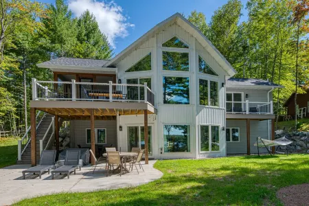 Up North- Brand New- Lake Front House- 4 bedrooms, 3 baths Отели в г. Кловерленд