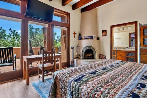 Private Upscale Mountain View Retreat Just  12 Minutes from the Santa Fe Plaza. Hotels in Chupadero