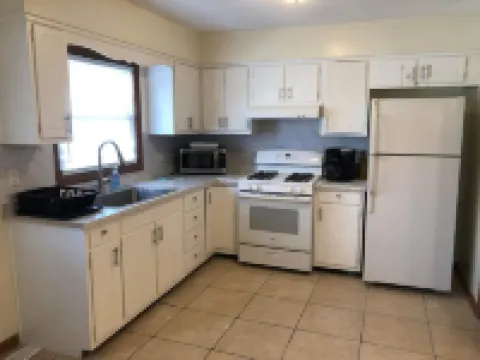 Cozy 2-Bedroom Apartment - Close To It All!