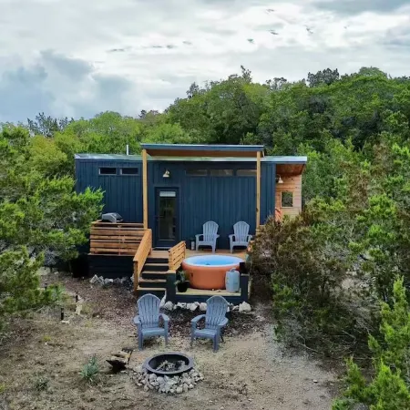 Cute clean cabin with views, hot tub, deck, grill - near Waco, TX