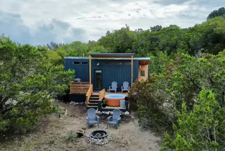 Cute clean cabin with views, hot tub, deck, grill - near Waco, TX